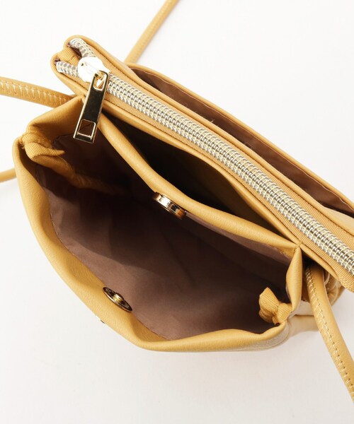 SHOO・LA・RUE（シューラルー）の「2層ミニショルダーバッグ（ショルダーバッグ・レディース・アイボリー/ブラック/ライトベージュ/イエロー・00）」の7枚目の写真