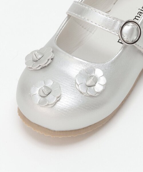 petit main(プティマイン)の「フラワーパンプス(パンプス・キッズ・シルバー/ブラック/サックスブルー・15cm/17cm/16cm/14cm/18cm/19cm)」の8枚目の写真