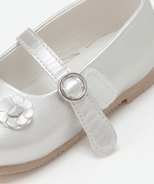 petit main(プティマイン)の「フラワーパンプス(パンプス・キッズ・シルバー/ブラック/サックスブルー・15cm/17cm/16cm/14cm/18cm/19cm)」の6枚目の写真