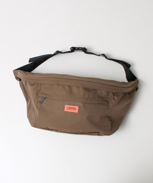 UNIVERSAL OVERALL(ユニバーサルオーバーオール)の「【UNIVERSAL OVERALL】BIG HIP PACK(ショルダーバッグ・メンズ・ブラック/オリーブ/チャコールグレー・FREE)」の1枚目の写真