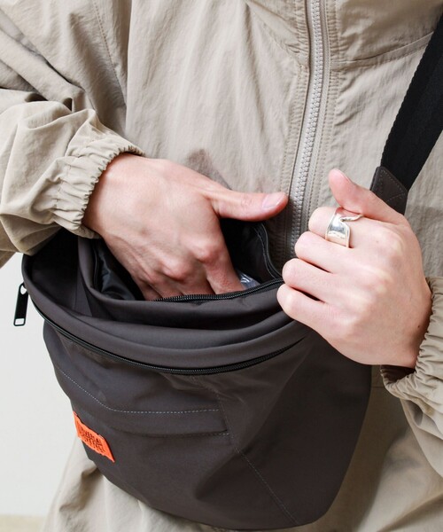 UNIVERSAL OVERALL(ユニバーサルオーバーオール)の「【UNIVERSAL OVERALL】BIG HIP PACK(ショルダーバッグ・メンズ・ブラック/オリーブ/チャコールグレー・FREE)」の11枚目の写真