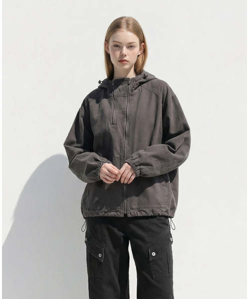 APOSTROPHE COMMA(アポストロフィコンマ)の「ツーネックコットンウォッシングフードジップアップジャケット_ダークグレー(ナイロンジャケット・メンズ・その他・SMALL/MEDIUM/LARGE)」の4枚目の写真