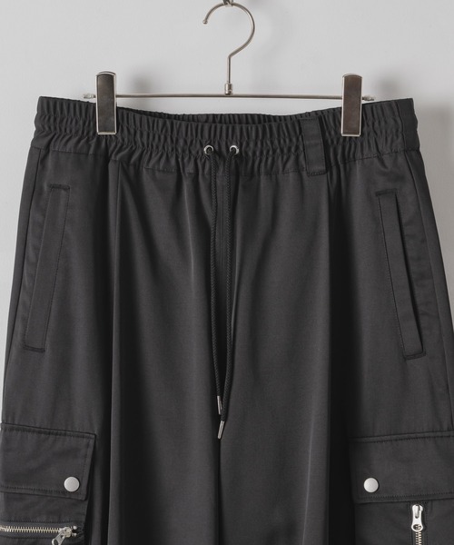 DOOPZ（ドープス）の「Tech Cargo Wide Pants - テクニカルカーゴワイドパンツ（カーゴパンツ・メンズ・ブラック・SMALL/LARGE/MEDIUM）」の2枚目の写真