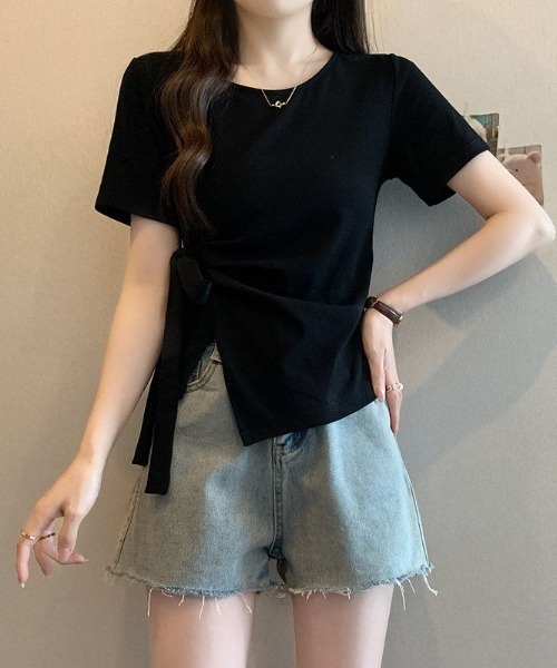 AMAJI（アマジ）の「不規則デザイントップス　ウエストリボン付き　ノースリーブ（Tシャツ/カットソー・レディース・ライトブルー/ブラック/ホワイト・MEDIUM/LARGE/X-LARGE）」の2枚目の写真