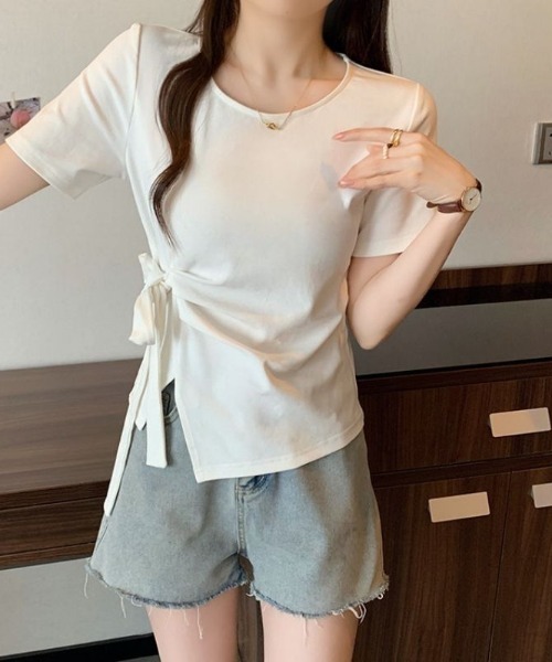 AMAJI（アマジ）の「不規則デザイントップス　ウエストリボン付き　ノースリーブ（Tシャツ/カットソー・レディース・ライトブルー/ブラック/ホワイト・MEDIUM/LARGE/X-LARGE）」の4枚目の写真