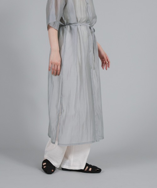 select MOCA Et(セレクトモカエト)の「【Et】Half-sleeve Band Collar Sheer Shirt Onepiece(シャツワンピース・レディース・グレー/グレイッシュベージュ/アイボリー・FREE)」の10枚目の写真