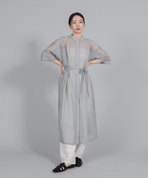 select MOCA Et(セレクトモカエト)の「【Et】Half-sleeve Band Collar Sheer Shirt Onepiece(シャツワンピース・レディース・グレー/グレイッシュベージュ/アイボリー・FREE)」の4枚目の写真