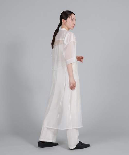 select MOCA Et(セレクトモカエト)の「【Et】Half-sleeve Band Collar Sheer Shirt Onepiece(シャツワンピース・レディース・グレー/グレイッシュベージュ/アイボリー・FREE)」の18枚目の写真