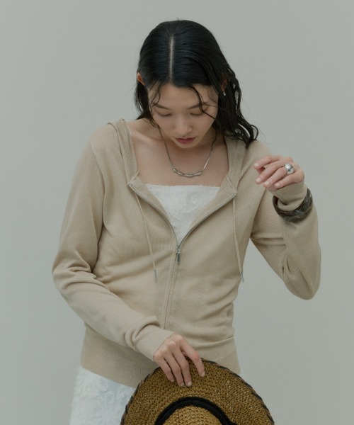 Plumel（プルメル）の「Lame Sheer Foodie Parker / ラメシアーカットフーディーパーカー（パーカー・レディース・ベージュ/ブラック/オフホワイト・MEDIUM）」の7枚目の写真