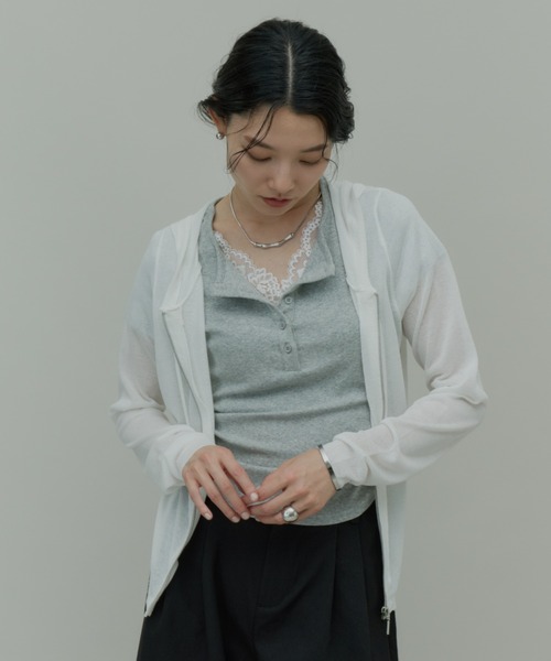 Plumel（プルメル）の「Lame Sheer Foodie Parker / ラメシアーカットフーディーパーカー（パーカー・レディース・ベージュ/ブラック/オフホワイト・MEDIUM）」の19枚目の写真