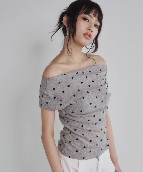 ENVYM(アンビー)の「ハートプリントオフショルトップス(Tシャツ/カットソー・レディース・ホワイト/カーキ/ブラック/グレー・FREE)」の4枚目の写真