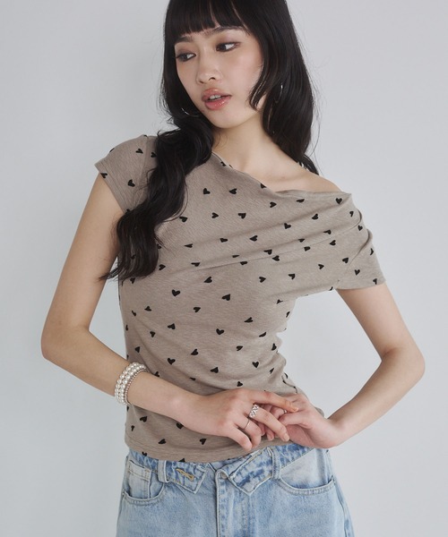 ENVYM(アンビー)の「ハートプリントオフショルトップス(Tシャツ/カットソー・レディース・ホワイト/カーキ/ブラック/グレー・FREE)」の1枚目の写真