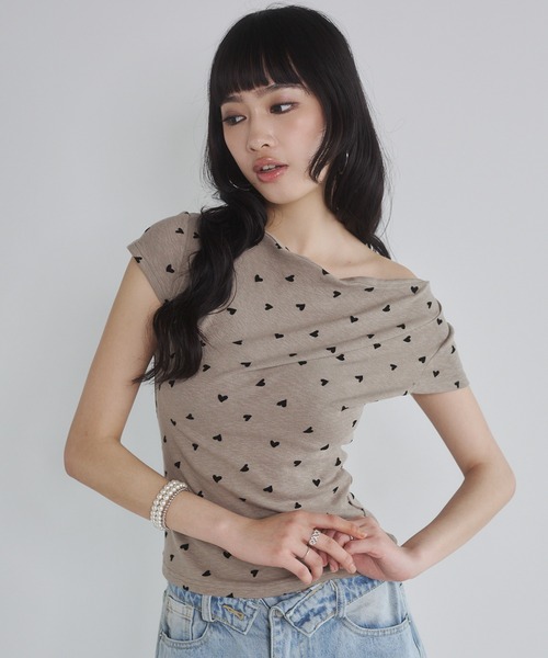 ENVYM(アンビー)の「ハートプリントオフショルトップス(Tシャツ/カットソー・レディース・ホワイト/カーキ/ブラック/グレー・FREE)」の6枚目の写真