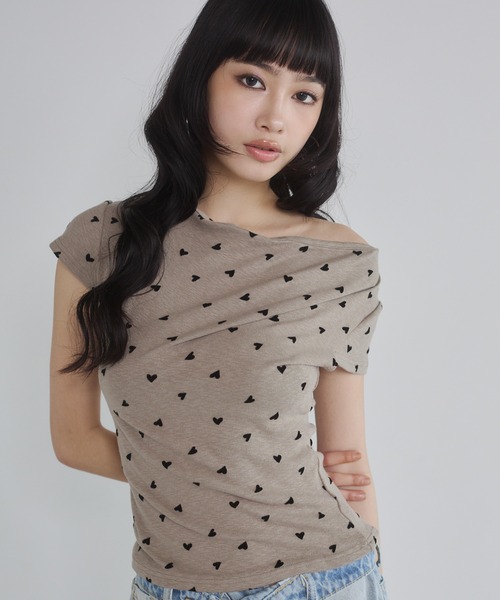 ENVYM(アンビー)の「ハートプリントオフショルトップス(Tシャツ/カットソー・レディース・ホワイト/カーキ/ブラック/グレー・FREE)」の7枚目の写真