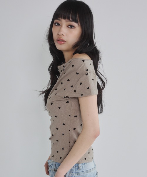ENVYM(アンビー)の「ハートプリントオフショルトップス(Tシャツ/カットソー・レディース・ホワイト/カーキ/ブラック/グレー・FREE)」の8枚目の写真