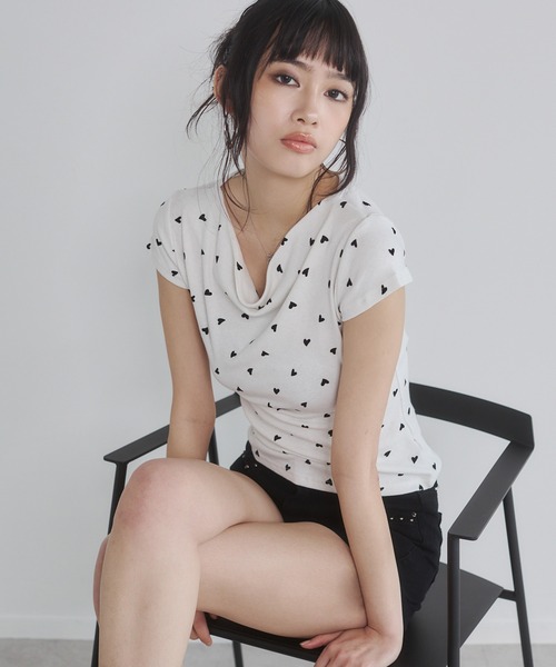 ENVYM(アンビー)の「ハートプリントオフショルトップス(Tシャツ/カットソー・レディース・ホワイト/カーキ/ブラック/グレー・FREE)」の12枚目の写真