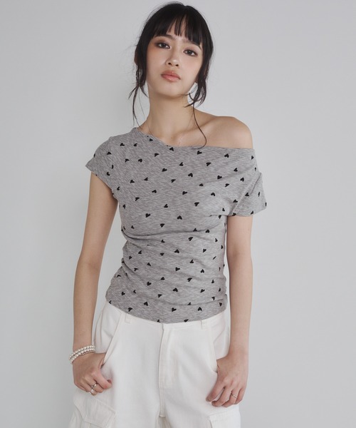 ENVYM(アンビー)の「ハートプリントオフショルトップス(Tシャツ/カットソー・レディース・ホワイト/カーキ/ブラック/グレー・FREE)」の22枚目の写真