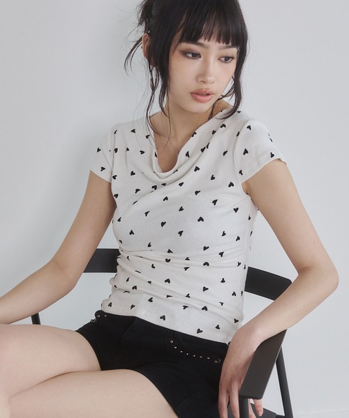 ENVYM(アンビー)の「ハートプリントオフショルトップス(Tシャツ/カットソー・レディース・ホワイト/カーキ/ブラック/グレー・FREE)」の11枚目の写真