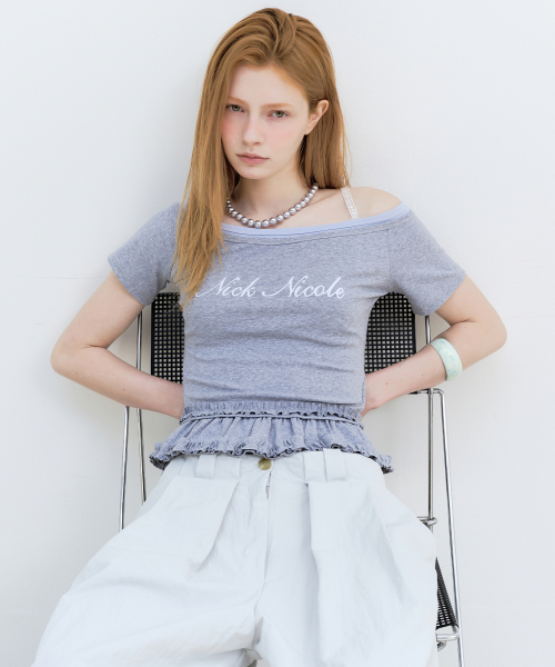 NICK&NICOLE（ニックアンドニコール）の「OFF-SHOULDER FRILL CROP TOP_GRAY（Tシャツ/カットソー・レディース・その他・FREE）」の2枚目の写真