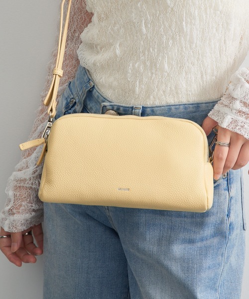 Beau're(ヴュレ)の「【BEAURE】≪別注≫Triple-Zip Cow Leather Shoulder Bag トリプルファスナーレザーショルダーバッグ 3ポケット ビュレ(ショルダーバッグ・レディース・シルバー/ブラック/ライトイエロー/グレイッシュベージュ/ダークブラウン・FREE)」の4枚目の写真