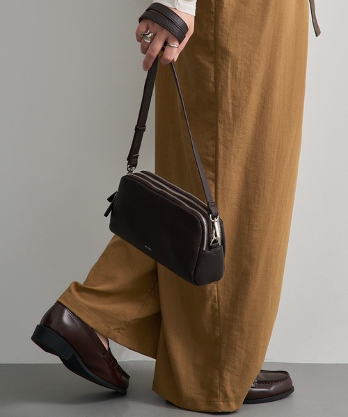 Beau're(ヴュレ)の「【BEAURE】≪別注≫Triple-Zip Cow Leather Shoulder Bag トリプルファスナーレザーショルダーバッグ 3ポケット ビュレ(ショルダーバッグ・レディース・シルバー/ブラック/ライトイエロー/グレイッシュベージュ/ダークブラウン・FREE)」の17枚目の写真