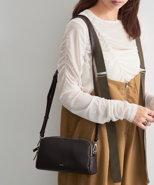 Beau're(ヴュレ)の「【BEAURE】≪別注≫Triple-Zip Cow Leather Shoulder Bag トリプルファスナーレザーショルダーバッグ 3ポケット ビュレ(ショルダーバッグ・レディース・シルバー/ブラック/ライトイエロー/グレイッシュベージュ/ダークブラウン・FREE)」の16枚目の写真