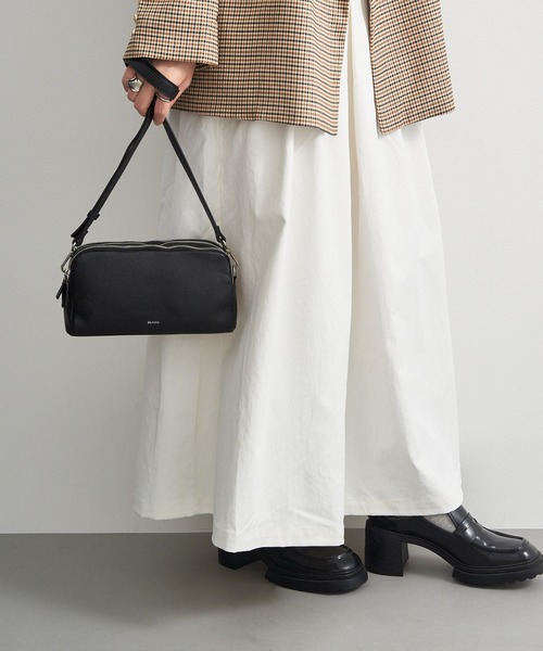 Beau're(ヴュレ)の「【BEAURE】≪別注≫Triple-Zip Cow Leather Shoulder Bag トリプルファスナーレザーショルダーバッグ 3ポケット ビュレ(ショルダーバッグ・レディース・シルバー/ブラック/ライトイエロー/グレイッシュベージュ/ダークブラウン・FREE)」の9枚目の写真