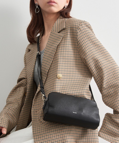 Beau're(ヴュレ)の「【BEAURE】≪別注≫Triple-Zip Cow Leather Shoulder Bag トリプルファスナーレザーショルダーバッグ 3ポケット ビュレ(ショルダーバッグ・レディース・シルバー/ブラック/ライトイエロー/グレイッシュベージュ/ダークブラウン・FREE)」の7枚目の写真