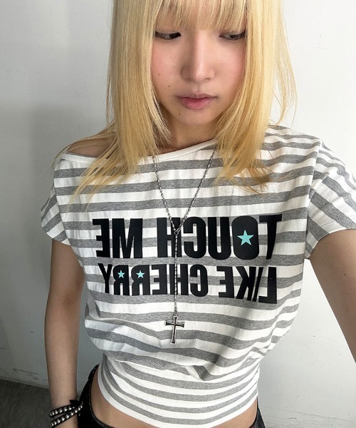 runningHIGH(ランニングハイ)の「A'GEM/9 × .kom 『runningHIGH/ランニングハイ』STRIPE ONE SHOULDER H/S TEE/ストライプワンショルダーTシャツ(Tシャツ/カットソー・レディース・ブラック/グレー・FREE)」の9枚目の写真