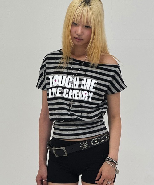 runningHIGH(ランニングハイ)の「A'GEM/9 × .kom 『runningHIGH/ランニングハイ』STRIPE ONE SHOULDER H/S TEE/ストライプワンショルダーTシャツ(Tシャツ/カットソー・レディース・ブラック/グレー・FREE)」の5枚目の写真