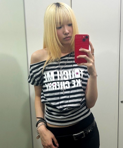 runningHIGH(ランニングハイ)の「A'GEM/9 × .kom 『runningHIGH/ランニングハイ』STRIPE ONE SHOULDER H/S TEE/ストライプワンショルダーTシャツ(Tシャツ/カットソー・レディース・ブラック/グレー・FREE)」の4枚目の写真