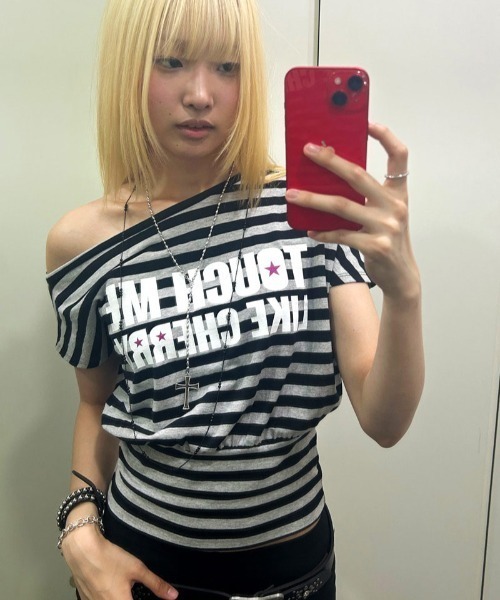 runningHIGH(ランニングハイ)の「A'GEM/9 × .kom 『runningHIGH/ランニングハイ』STRIPE ONE SHOULDER H/S TEE/ストライプワンショルダーTシャツ(Tシャツ/カットソー・レディース・ブラック/グレー・FREE)」の3枚目の写真
