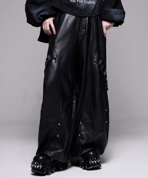 REFLEM(レフレム)の「『REFLEM/レフレム』バレルレッグPUレザーワイドパンツ(その他パンツ・レディース・ブラック・M/L)」の2枚目の写真