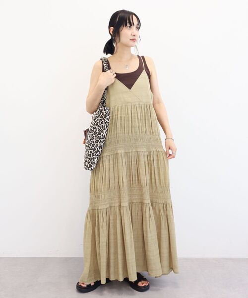 Green Parks(グリーンパークス)の「シャーリングティアードキャミワンピース(ワンピース・レディース・レッド/ブラック/ベージュ・FREE)」の2枚目の写真