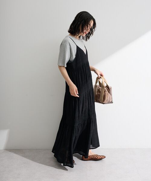 Green Parks(グリーンパークス)の「シャーリングティアードキャミワンピース(ワンピース・レディース・レッド/ブラック/ベージュ・FREE)」の6枚目の写真