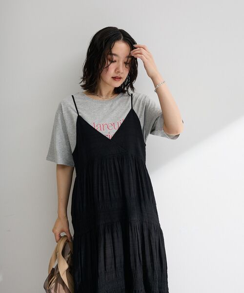 Green Parks(グリーンパークス)の「シャーリングティアードキャミワンピース(ワンピース・レディース・レッド/ブラック/ベージュ・FREE)」の8枚目の写真