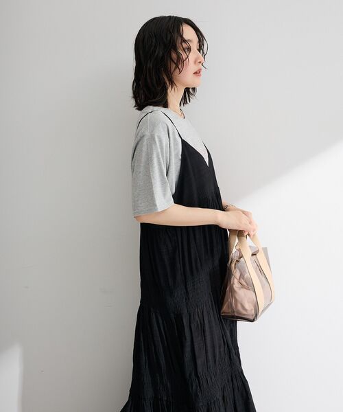 Green Parks(グリーンパークス)の「シャーリングティアードキャミワンピース(ワンピース・レディース・レッド/ブラック/ベージュ・FREE)」の10枚目の写真
