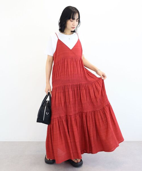 Green Parks(グリーンパークス)の「シャーリングティアードキャミワンピース(ワンピース・レディース・レッド/ブラック/ベージュ・FREE)」の19枚目の写真