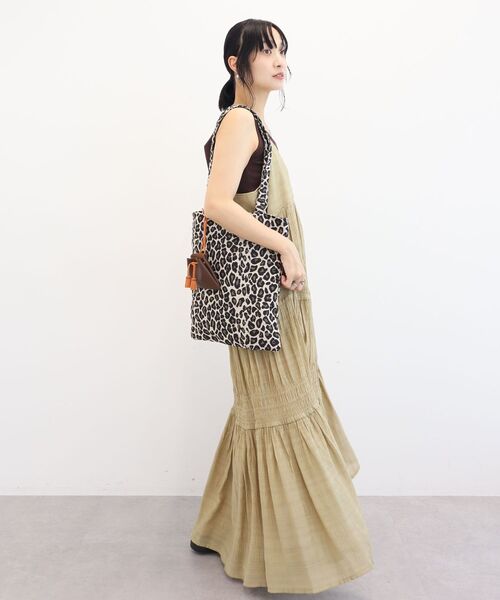 Green Parks(グリーンパークス)の「シャーリングティアードキャミワンピース(ワンピース・レディース・レッド/ブラック/ベージュ・FREE)」の22枚目の写真