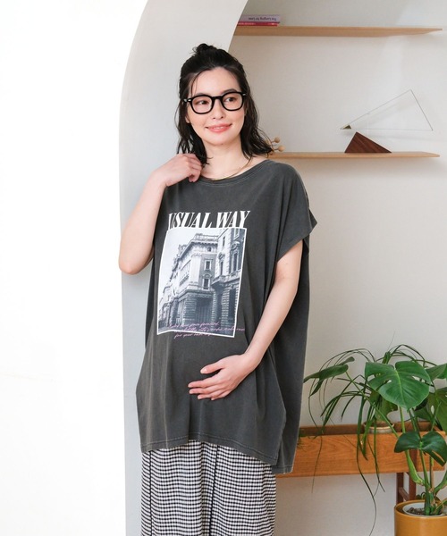 LEPSIM(レプシィム)の「【産前・産後対応】マタニティ/フォトプリントフレンチスリーブT 1046921(マタニティウェア/グッズ・レディース・ブラウン/チャコールグレー/オフホワイト・FREE)」の3枚目の写真