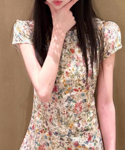 AMAJI(アマジ)の「花柄 パフスリーブ ウエストマーク ミニワンピース(ワンピース・レディース・マルチ・SMALL/MEDIUM/LARGE/X-LARGE)」の4枚目の写真
