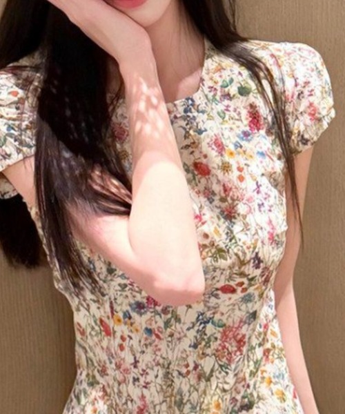 AMAJI(アマジ)の「花柄 パフスリーブ ウエストマーク ミニワンピース(ワンピース・レディース・マルチ・SMALL/MEDIUM/LARGE/X-LARGE)」の2枚目の写真