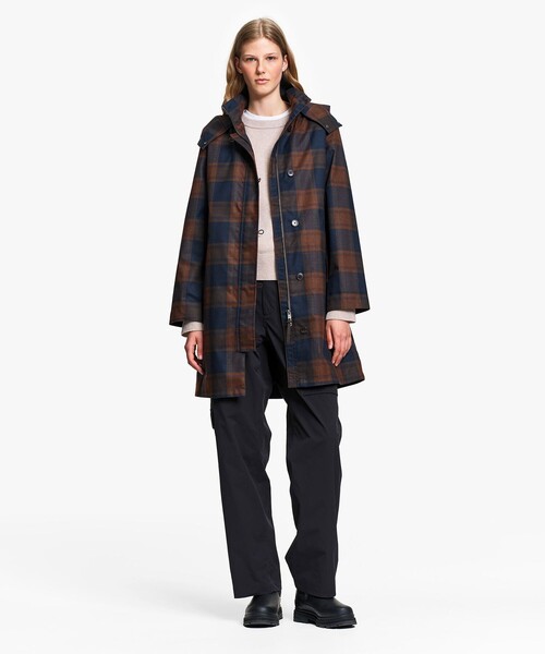 AIGLE（エーグル）の「透湿防水 2レイヤー コットンタッチ チェック柄ロングコート（ステンカラーコート・レディース・ネイビー・38/36/35）」の2枚目の写真