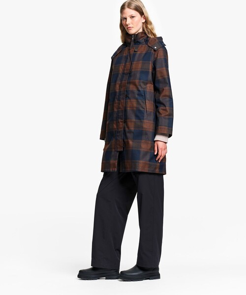 AIGLE（エーグル）の「透湿防水 2レイヤー コットンタッチ チェック柄ロングコート（ステンカラーコート・レディース・ネイビー・38/36/35）」の4枚目の写真