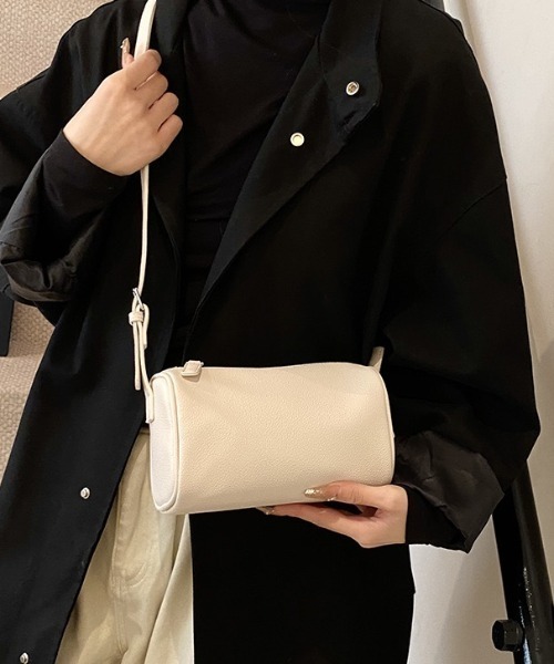 yuue' ( wear )（ユーイ）の「2WAYスクエアミニショルダーバッグ/ミニペットボトル収納可（ショルダーバッグ・レディース・ブラック/レッド/アイボリー・FREE）」の4枚目の写真