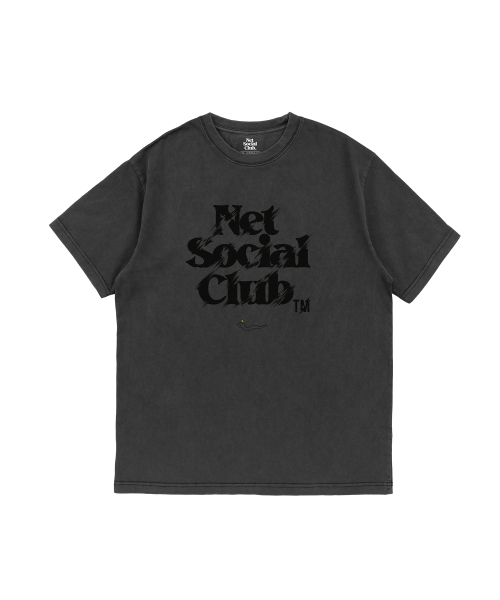 NET SOCIAL CLUB(ネットソーシャルクラブ)の「ジョンマルのヘビ OGスクラッチロゴピグメント半袖Tシャツ(チャコール)(Tシャツ/カットソー・レディース・その他・LARGE/MEDIUM/X-LARGE/SMALL)」の1枚目の写真
