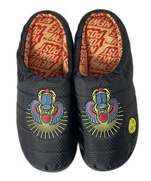 NEW YOAKE POST（ニューヨアケポスト）の「SUBU/スブ x NEW YOAKE POST / ニューヨーク ポスト SCARAB スリッポン サンダル 刺繍デザイン ブランドロゴ スポーツ アウトドア 2026年秋冬（スリッポン）」