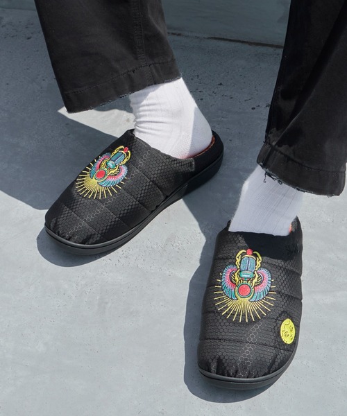SUBU(スブ)の「SUBU/スブ x NEW YOAKE POST/ニューヨアケポスト SCARAB スリッポン サンダル 刺繍デザイン ブランドロゴ スポーツ アウトドア 2026年秋冬(スリッポン・メンズ・ブラック/ブラウン・1/2/0/3)」の1枚目の写真
