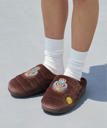 NEW YOAKE POST（ニューヨアケポスト）の「SUBU/スブ x NEW YOAKE POST/ニューヨアケポスト SCARAB スリッポン サンダル 刺繍デザイン ブランドロゴ スポーツ アウトドア 2026年秋冬（スリッポン）」