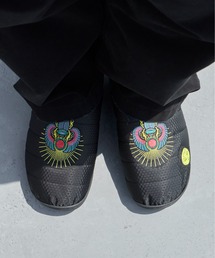 NEW YOAKE POST（ニューヨアケポスト）の「SUBU/スブ x NEW YOAKE POST / ニューヨーク ポスト SCARAB スリッポン サンダル 刺繍デザイン ブランドロゴ スポーツ アウトドア 2026年秋冬（スリッポン）」
